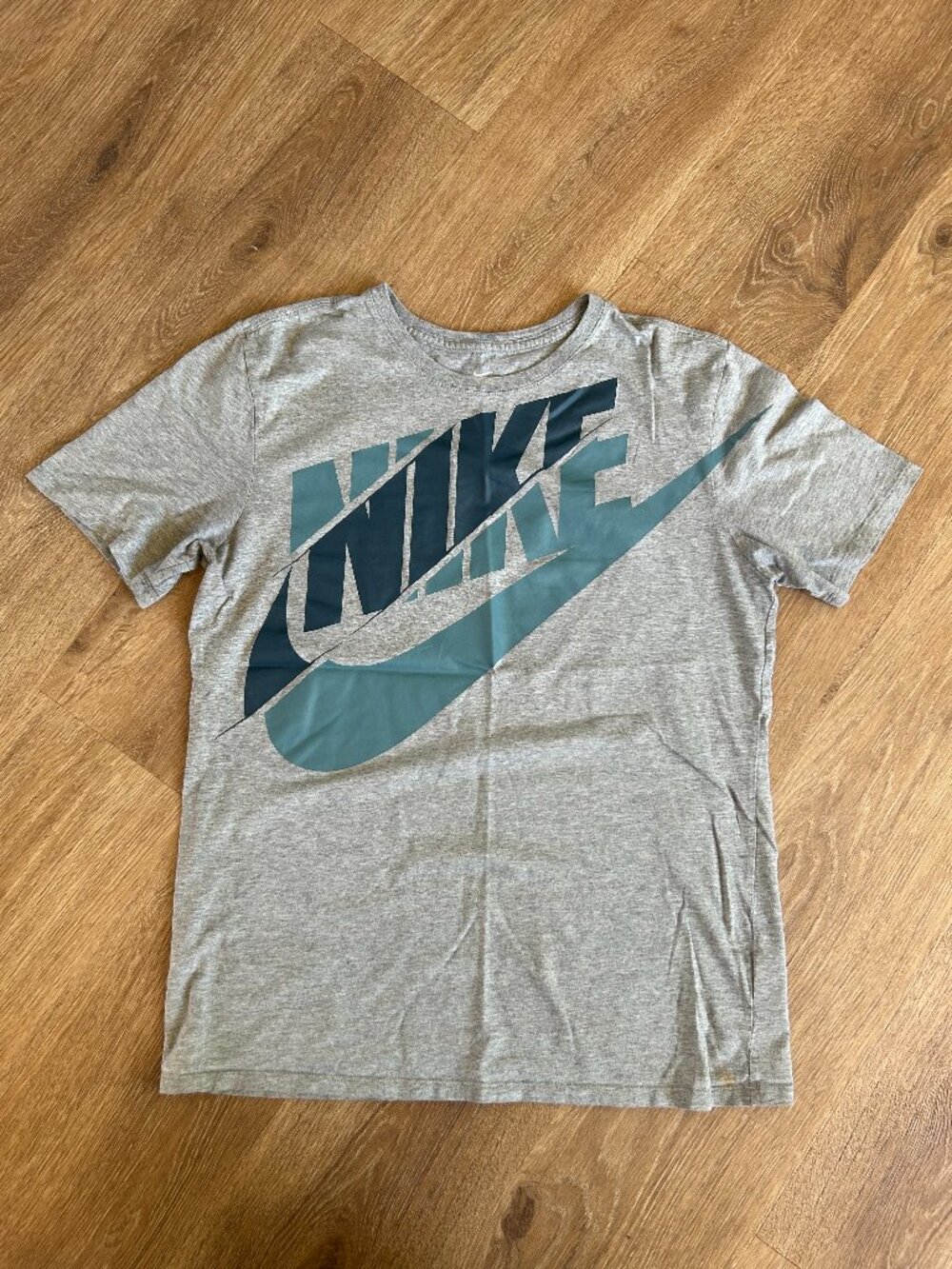 The Nike Tee Athletic Cut Women's Medium T-Shirt
